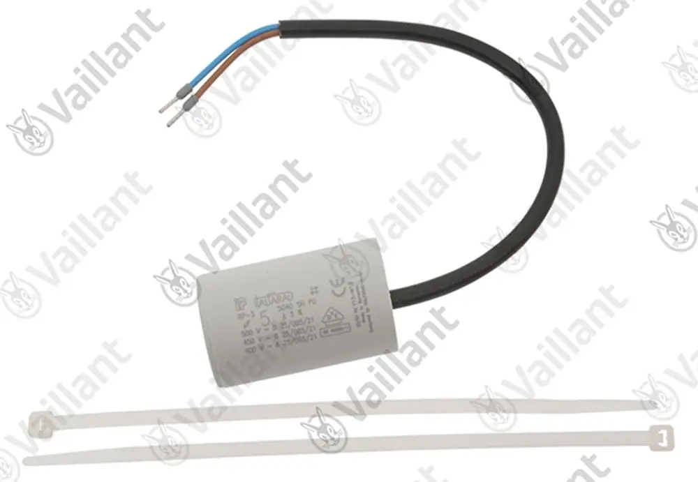 Vaillant Kondensator mit zwei Anschlussleitungen in Schwarz und Blau. Das Gehäuse ist zylindrisch und mit technischen Informationen bedruckt. Zwei Kabelbinder sind beigelegt.